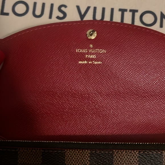 Louis Vuitton CAISSA wallet in Cherry - Picture 6 of 14